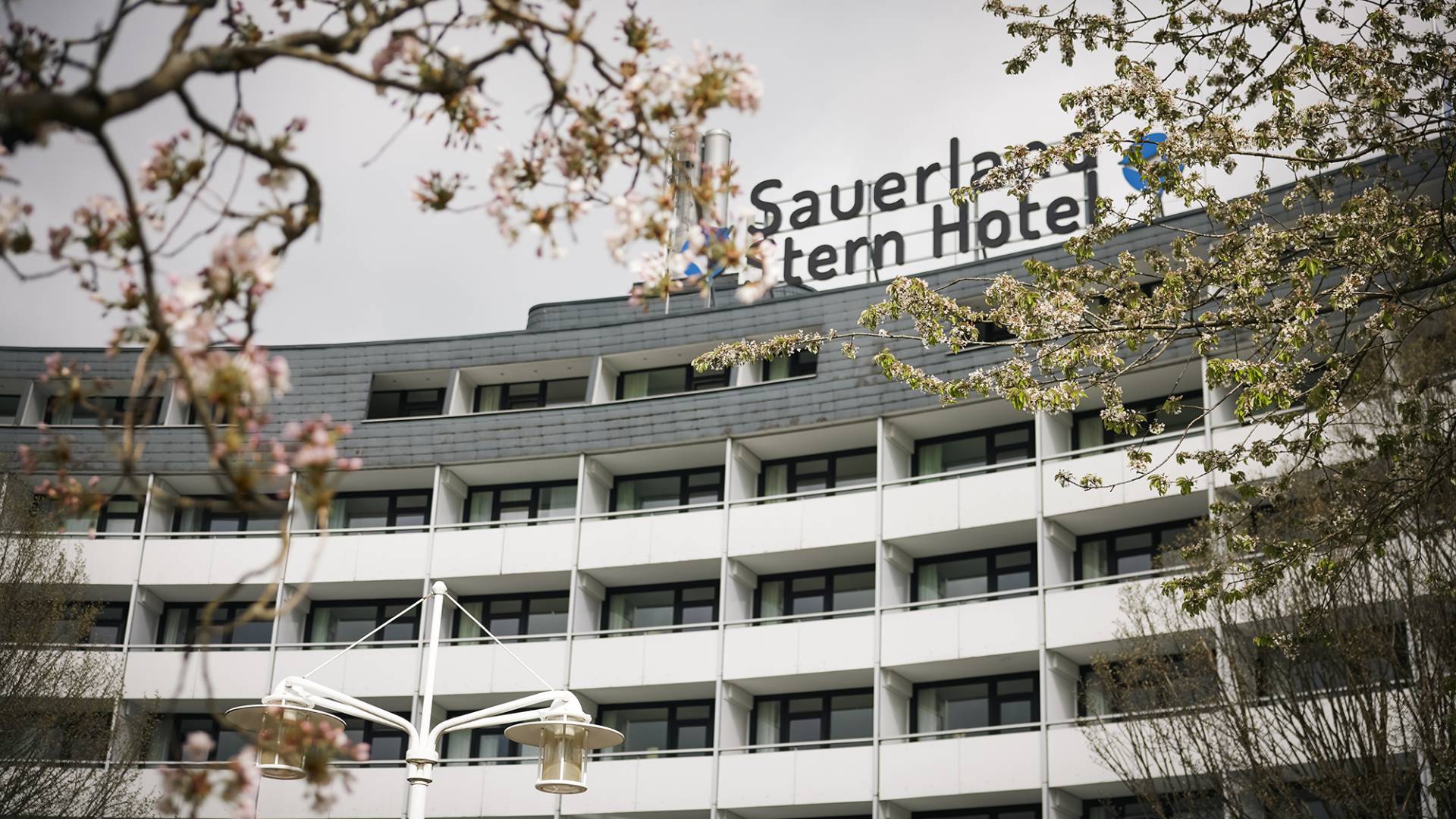Außenansicht Sauerland Stern Hotel mit Schriftzug auf dem Gebäude